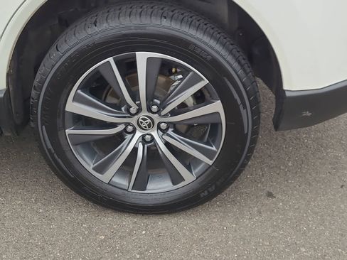 Used 2021 Toyota Venza LE image 16