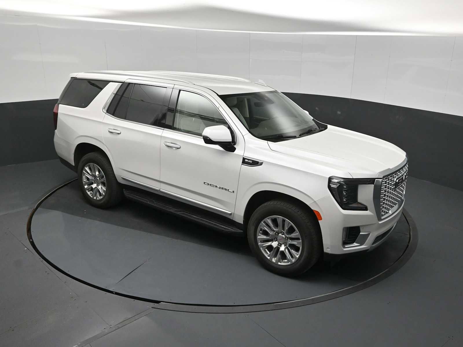 Used 2024 GMC Yukon Denali w/ Advanced Technology Package AWD/4WD image 17