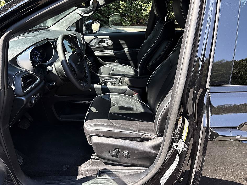 Used 2025 Chrysler Pacifica Limited FWD image 19