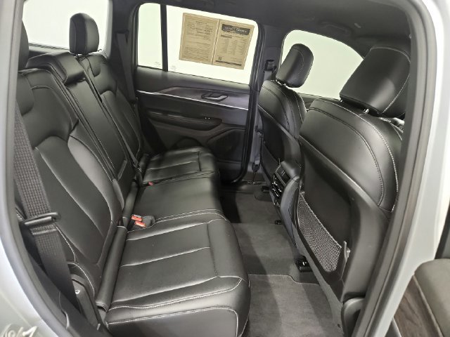 Used 2025 Jeep Grand Cherokee Limited RWD image 23