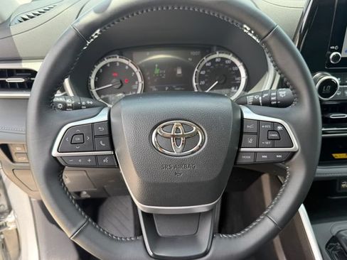 Used 2025 Toyota Highlander XLE FWD image 11