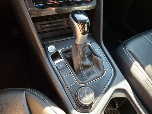 Certified 2024 Volkswagen Tiguan SE w/ Panoramic Sunroof Package AWD/4WD image 19