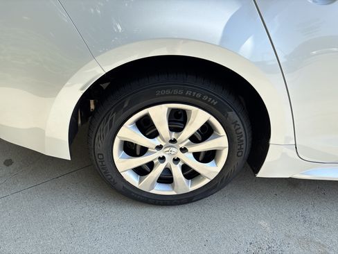 Used 2025 Toyota Corolla LE FWD image 36