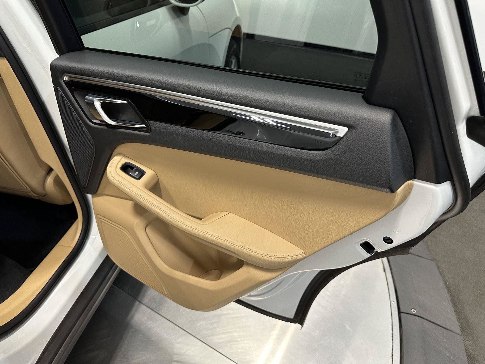 Used 2018 Porsche Macan AWD/4WD image 37