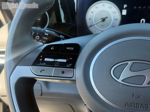 Used 2025 Hyundai Elantra SEL image 17