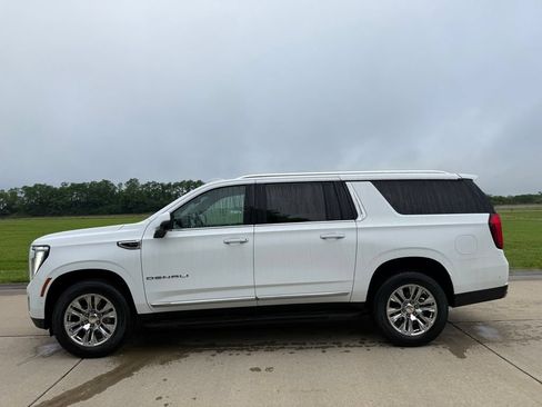 Used 2025 GMC Yukon XL Denali AWD/4WD image 9
