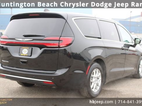 Used 2023 Chrysler Pacifica Touring-L image 6