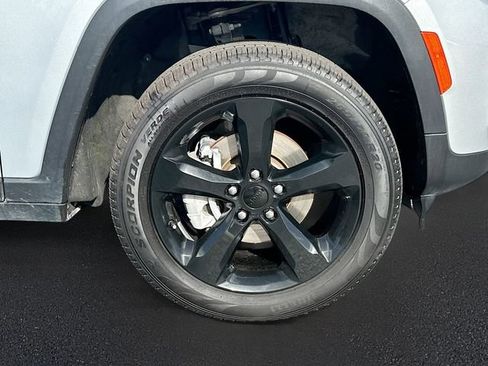 Used 2024 Jeep Grand Cherokee Limited w/ Black Appearance Package image 31