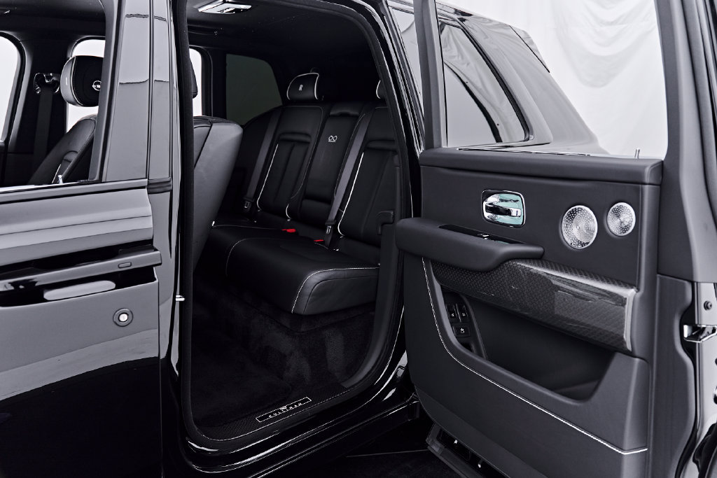 Used 2025 Rolls-Royce Cullinan Black Badge AWD/4WD image 39