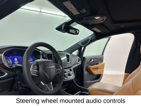 Used 2023 Chrysler Pacifica Pinnacle w/ Trailer Tow Group image 31