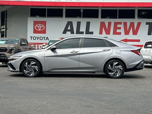Used 2025 Hyundai Elantra Limited FWD image 2