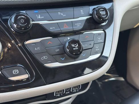 Used 2024 Chrysler Pacifica Select image 15