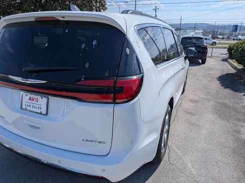 Used 2023 Chrysler Pacifica Limited image 5