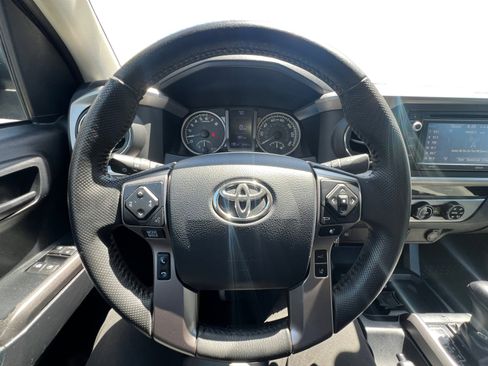 Used 2018 Toyota Tacoma SR5 AWD/4WD image 14