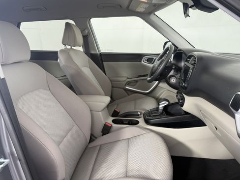 Used 2025 Kia Soul LX w/ LX Technology Package FWD image 10