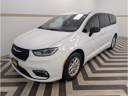 Used 2025 Chrysler Pacifica Select