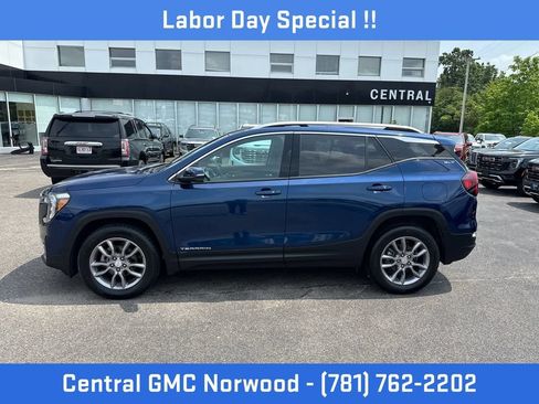 Certified 2022 GMC Terrain SLT AWD/4WD image 2