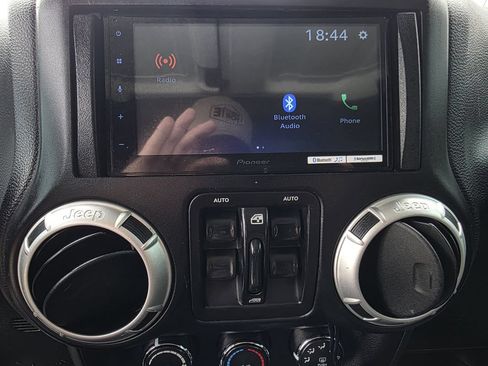 Used 2015 Jeep Wrangler Unlimited Sahara w/ Connectivity Group AWD/4WD image 25