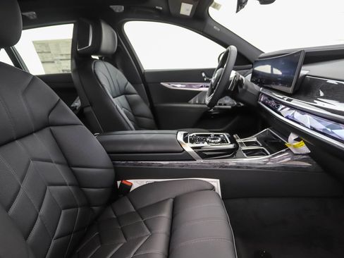 Used 2025 BMW 760i xDrive 760i xDrive w/ Executive Package image 32