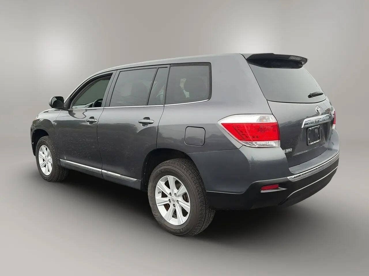 Used 2013 Toyota Highlander FWD w/ Cold Weather Pkg image 5