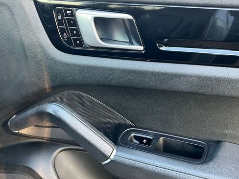 Used 2020 Porsche Cayenne S image 12