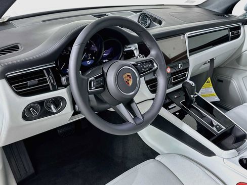 Certified 2026 Porsche Macan AWD/4WD image 4