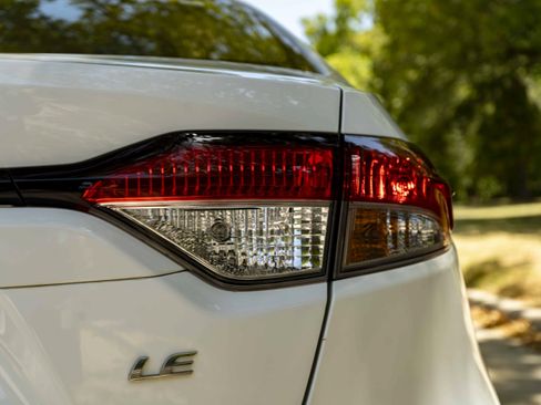 Used 2022 Toyota Corolla LE FWD image 13