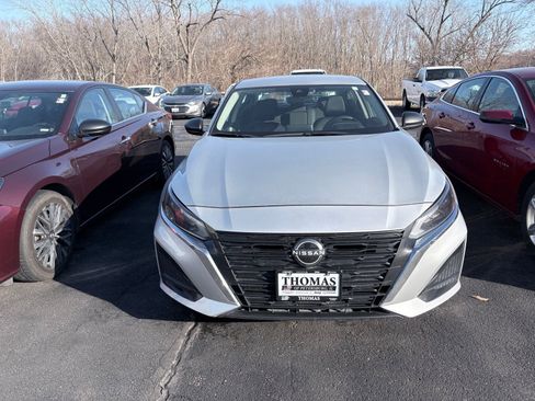 Used 2024 Nissan Altima 2.5 SV image 2