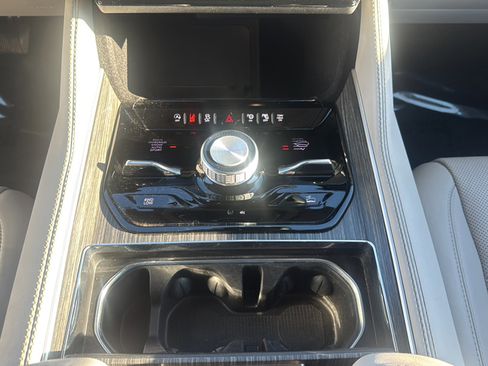 Used 2023 Jeep Wagoneer Series III w/ Premium Group I image 45