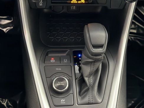 Used 2025 Toyota RAV4 XLE image 20