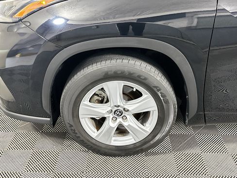 Used 2023 Toyota Highlander L FWD image 11
