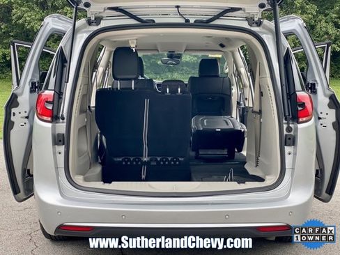 Used 2024 Chrysler Pacifica Touring-L image 41