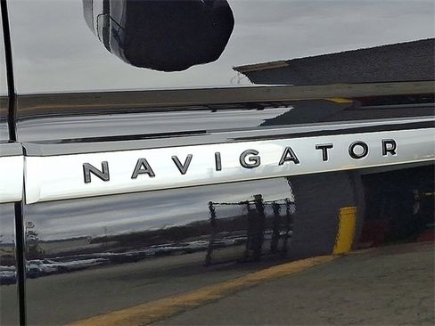 Certified 2025 Lincoln Navigator Reserve image 32