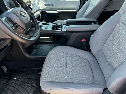 Used 2025 Toyota Sienna LE image 9