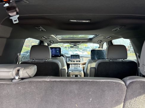 Used 2021 GMC Yukon XL SLT w/ SLT Premium Package image 11