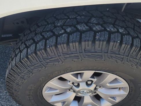 Certified 2016 Toyota Tacoma SR5 AWD/4WD image 15