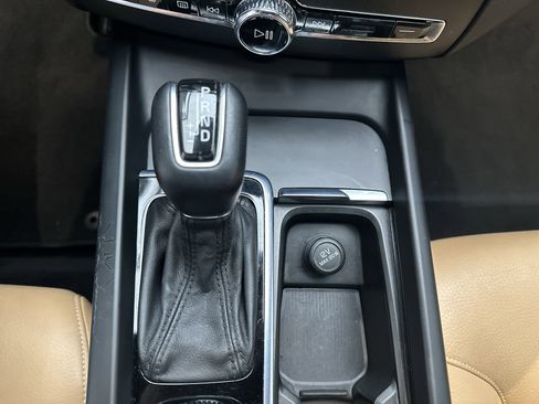 Used 2018 Volvo XC60 T5 Momentum w/ Convenience Package image 41