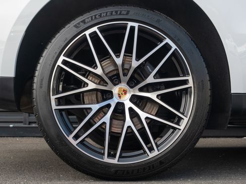 Certified 2026 Porsche Macan image 14