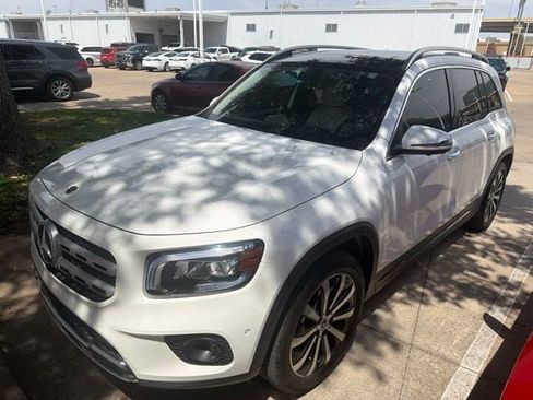 Used 2021 Mercedes-Benz GLB 250 4MATIC image 1