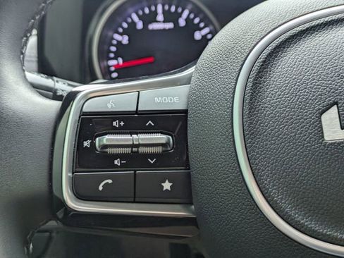 Used 2024 Kia Carnival EX FWD image 25