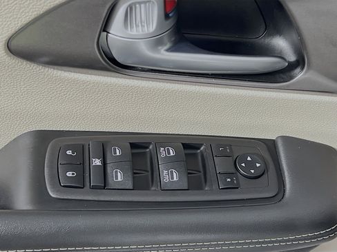 Used 2024 Chrysler Pacifica Touring-L FWD image 17