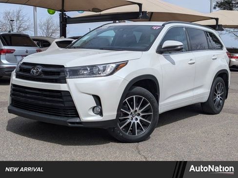 Used 2017 Toyota Highlander SE image 1
