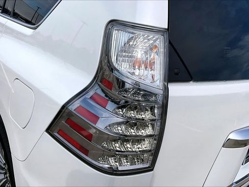 Used 2020 Lexus GX 460 Luxury w/ Accessory Package AWD/4WD image 29