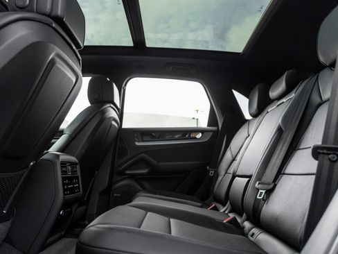 Certified 2026 Porsche Cayenne AWD/4WD image 33