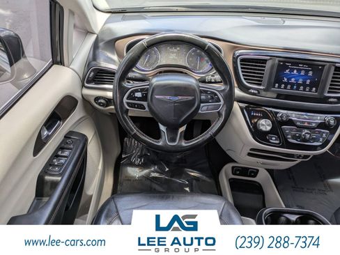 Used 2019 Chrysler Pacifica Touring-L FWD image 15