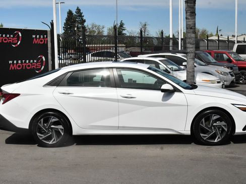 Used 2025 Hyundai Elantra Limited image 9