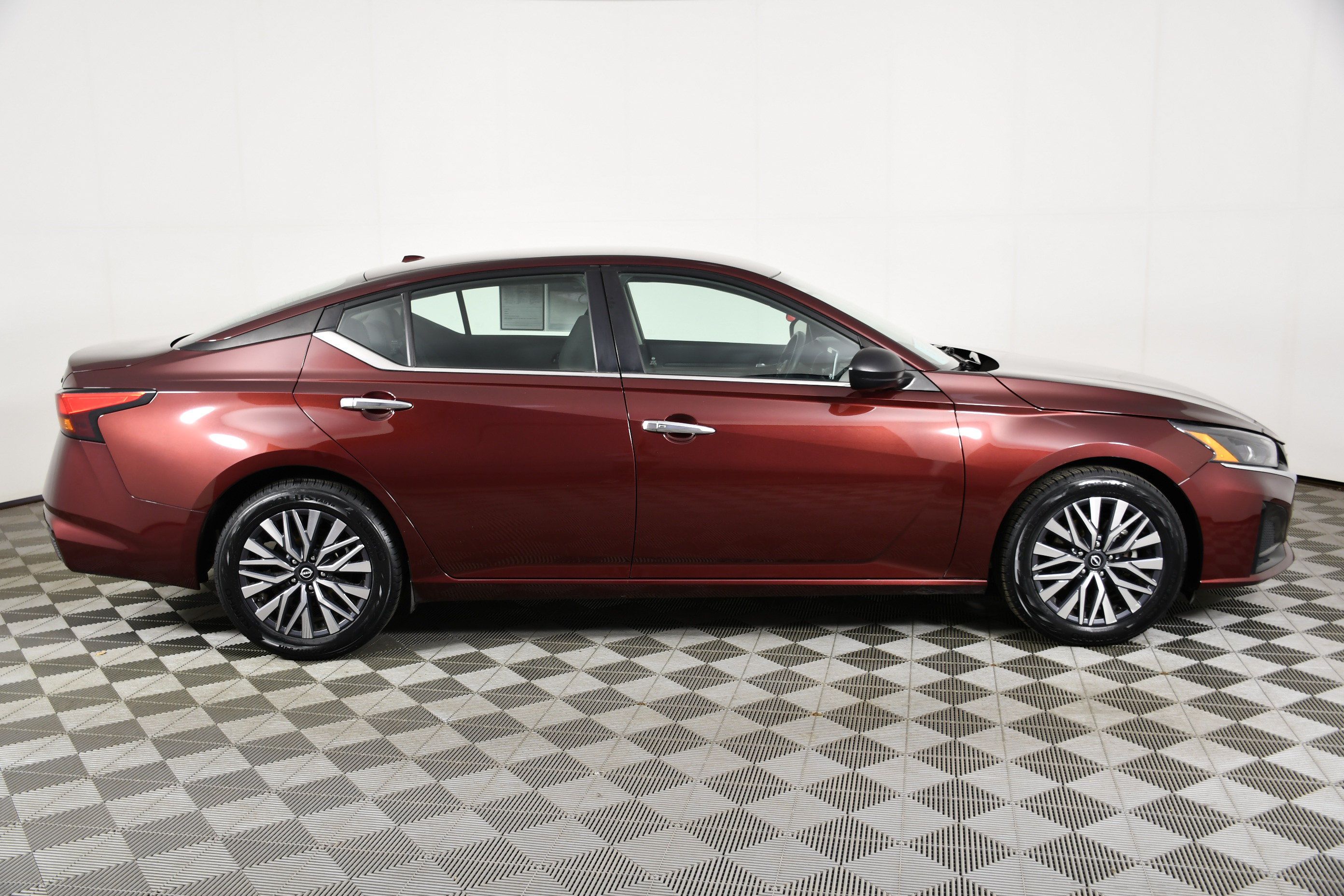 Used 2024 Nissan Altima 2.5 SV FWD image 5