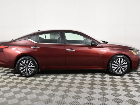 Used 2024 Nissan Altima 2.5 SV FWD image 5