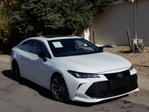 Used 2019 Toyota Avalon XSE image 3