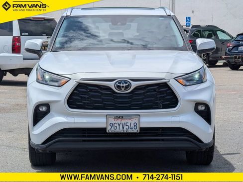 Used 2023 Toyota Highlander XLE FWD image 2